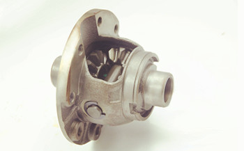 What should you pay attention to when repairing the differential housing of an automobile?